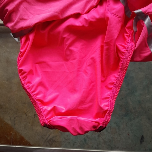 VS hot pink run shorts - Picture 5 of 6
