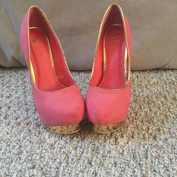 Pink & Gold Pumps - Picture 4 of 4