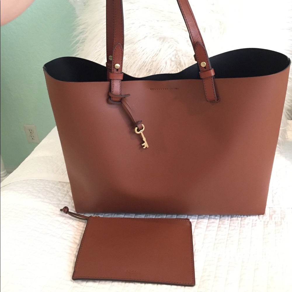 Brown leather Fossil tote never used with wallet