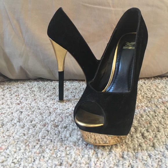Black & Gold Pumps - Picture 1 of 4