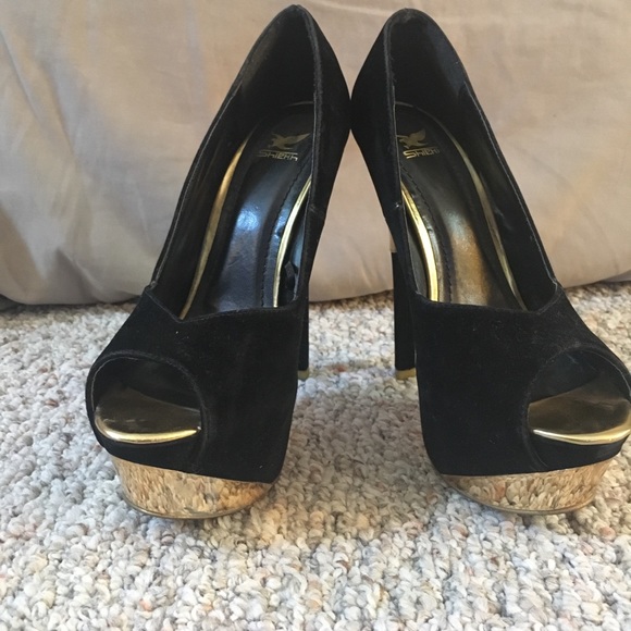 Black & Gold Pumps - Picture 2 of 4