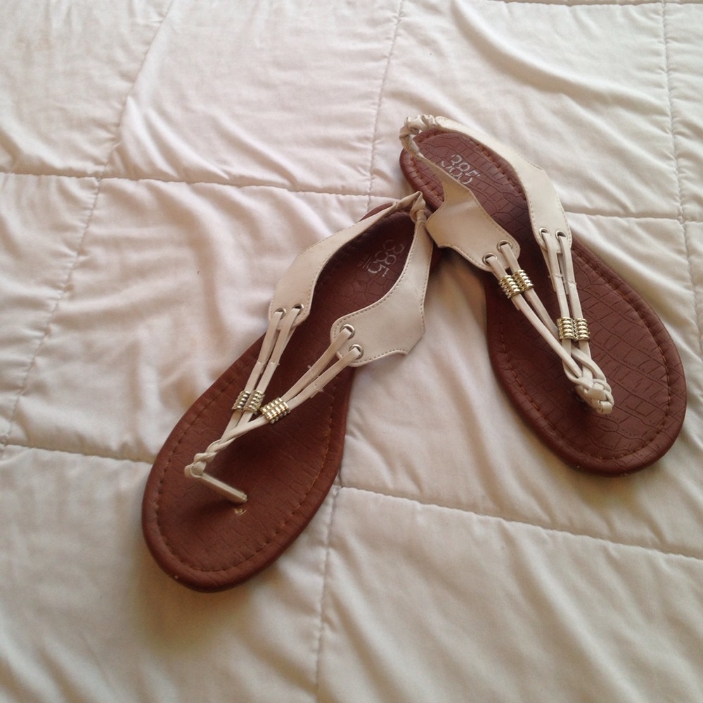 385 Fifth White sandals