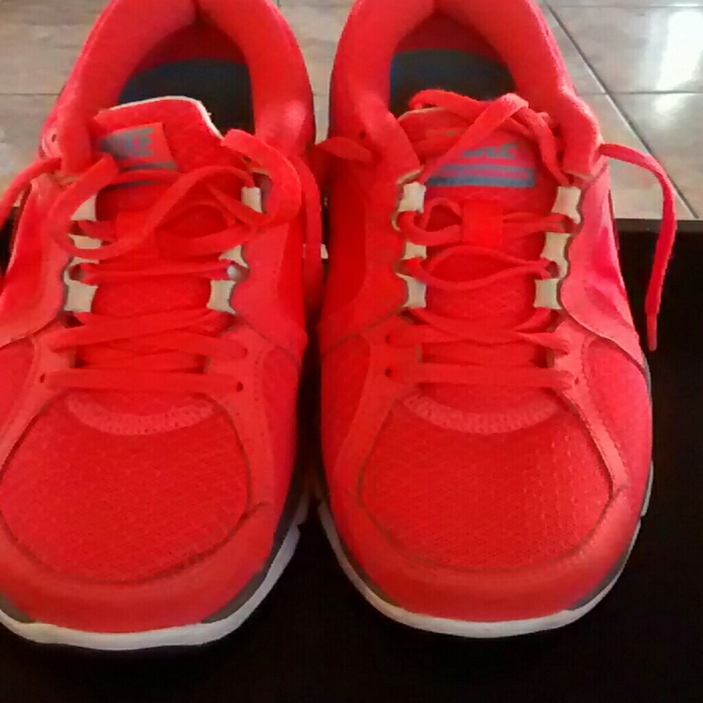 Nike Dual Fusion tennis shoes.  Worn 2-3 times