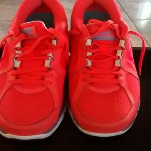 Nike Dual Fusion tennis shoes.  Worn 2-3 times