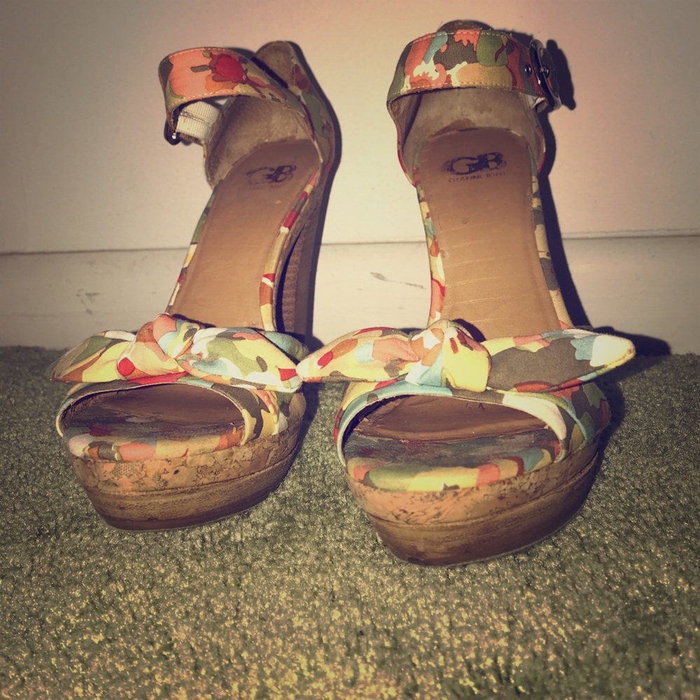 Used Gianni Bini multi colored sandals👡