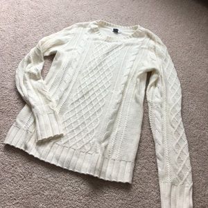 Old Navy cream cable knit sweater. Size M