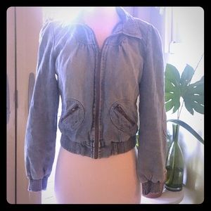 Fitted, gathered denim jacket