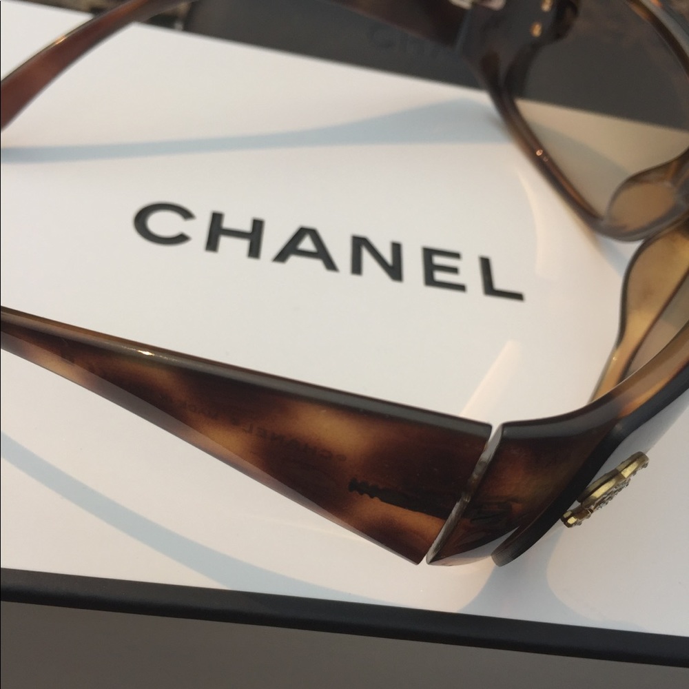 Never Worn Chanel Sunglasses W/ Case perfect✨