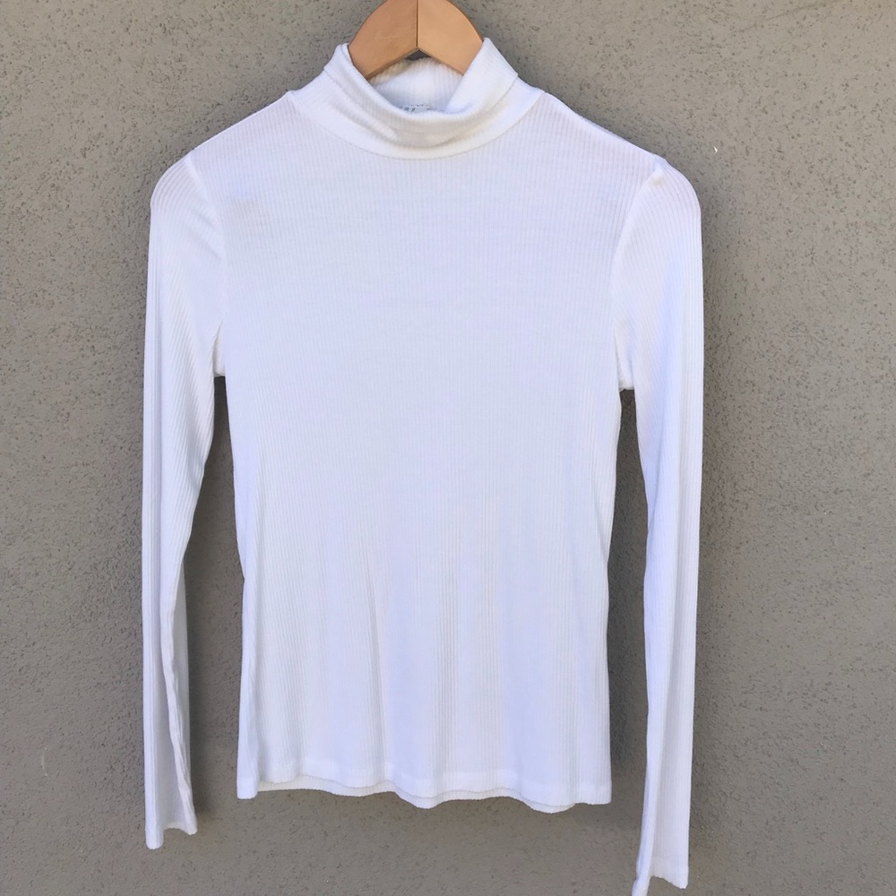 ✨ FOREVER 21 WHITE RIBBED TURTLENECK ✨