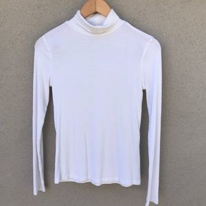 ✨ FOREVER 21 WHITE RIBBED TURTLENECK ✨