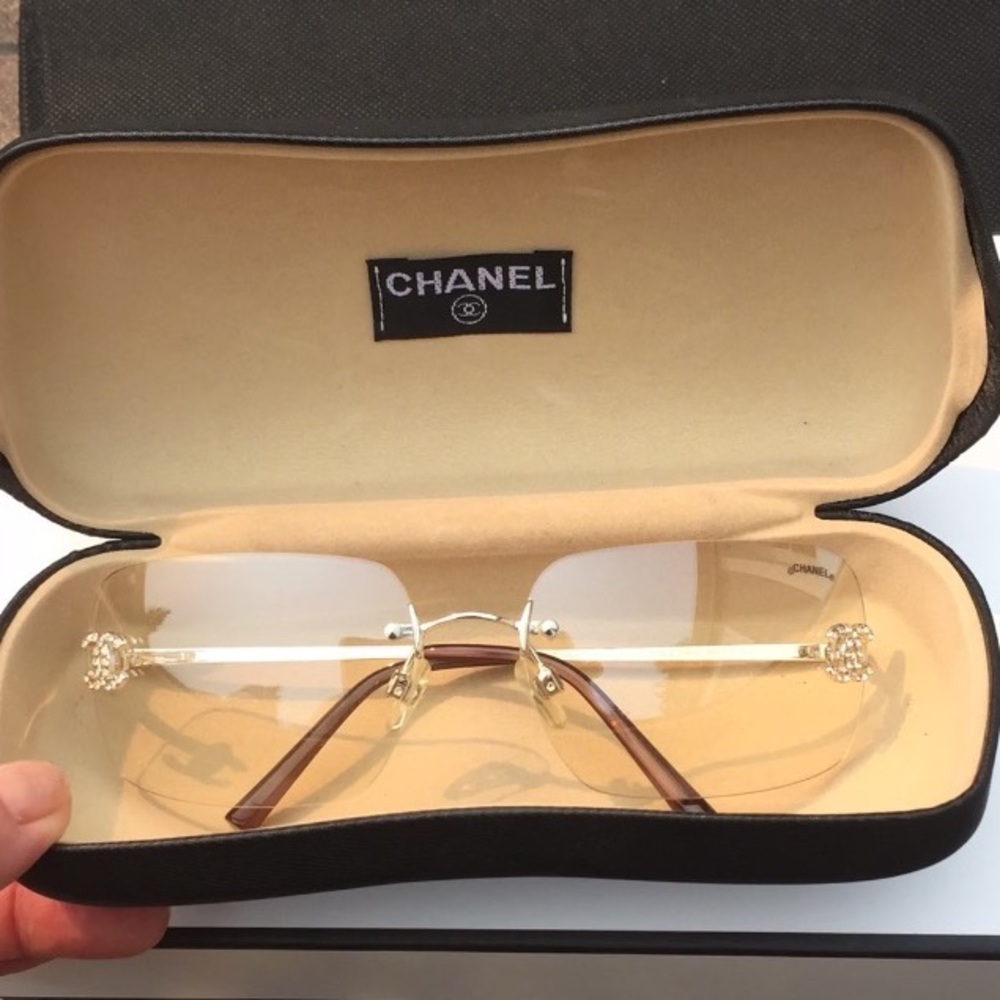 Never Worn ✨CHANEL✨ Sunglasses w/Case Perfect