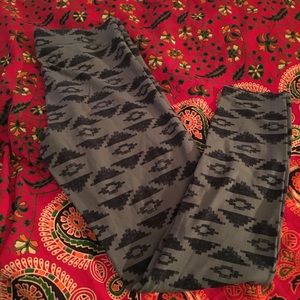 • Pink Aztec Leggings •