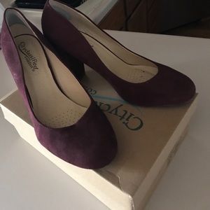 Burgundy suede 👠 pumps