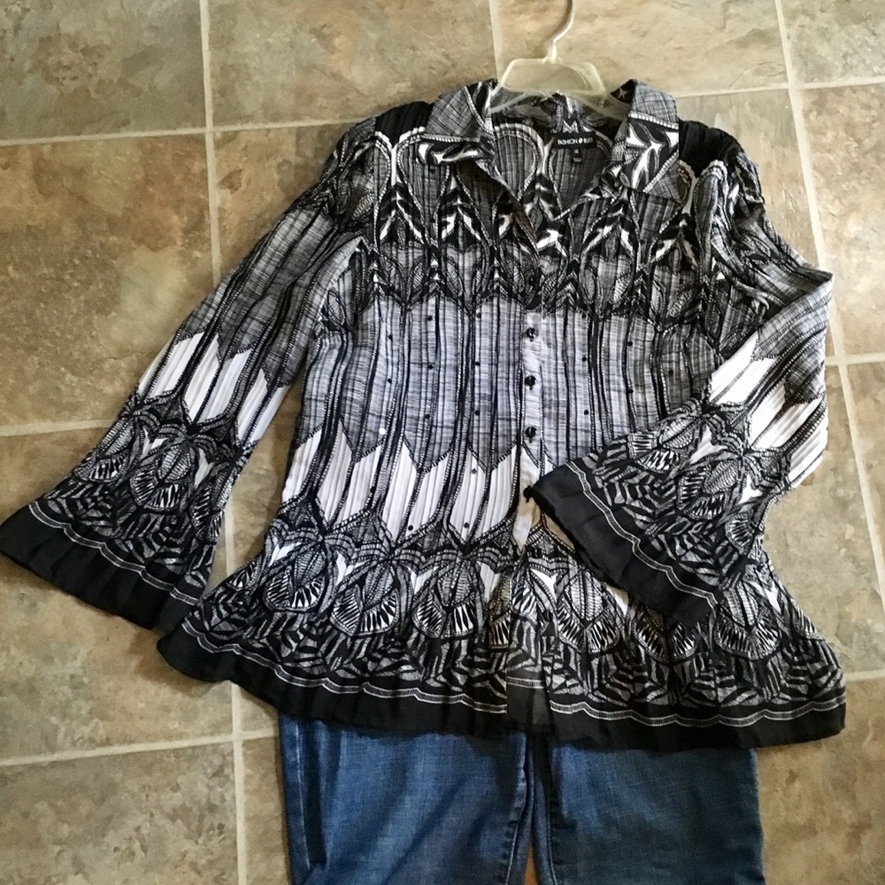 Black & white Fashion Bug bell sleeve blouse 1X
