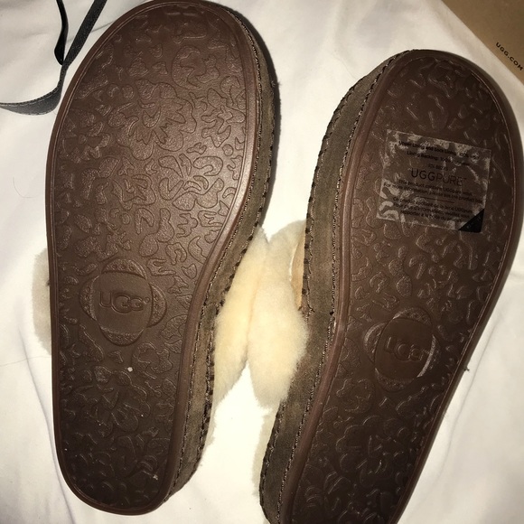 Ugg Aira Slip-ons - Picture 3 of 6