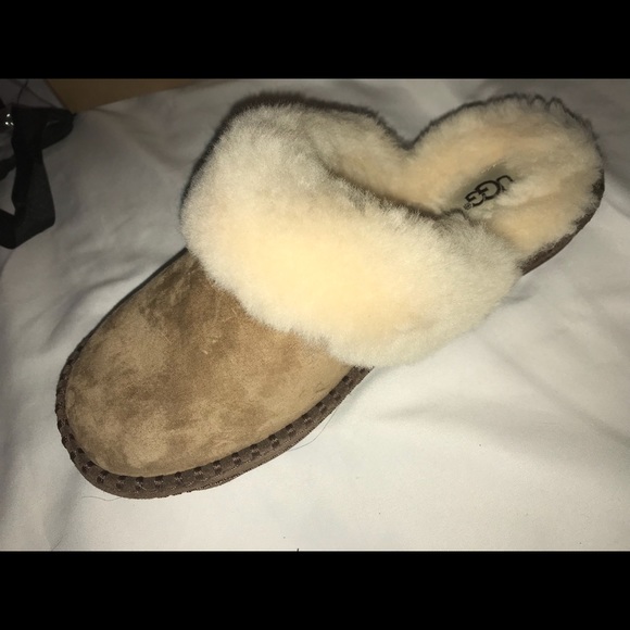 Ugg Aira Slip-ons - Picture 6 of 6