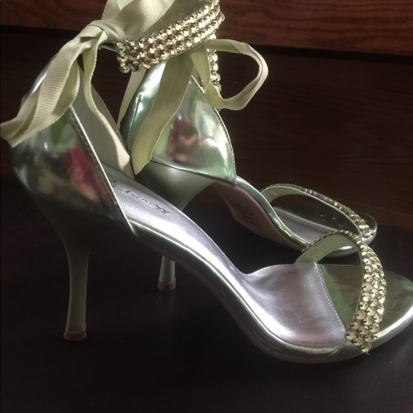 Metallic and rhinestone lime green shoes - Picture 4 of 4