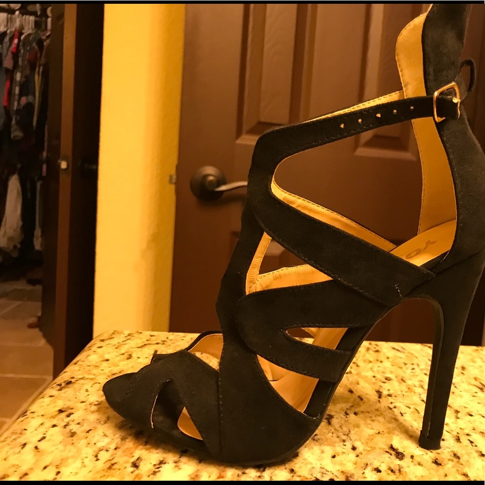 Black high heels 👠