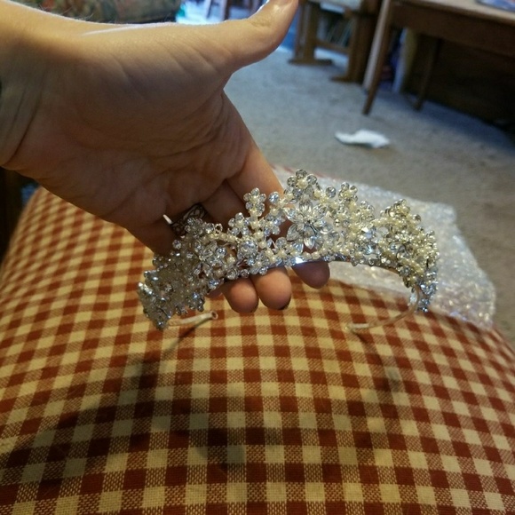 Crystal and Pearl Tiara main image 4
