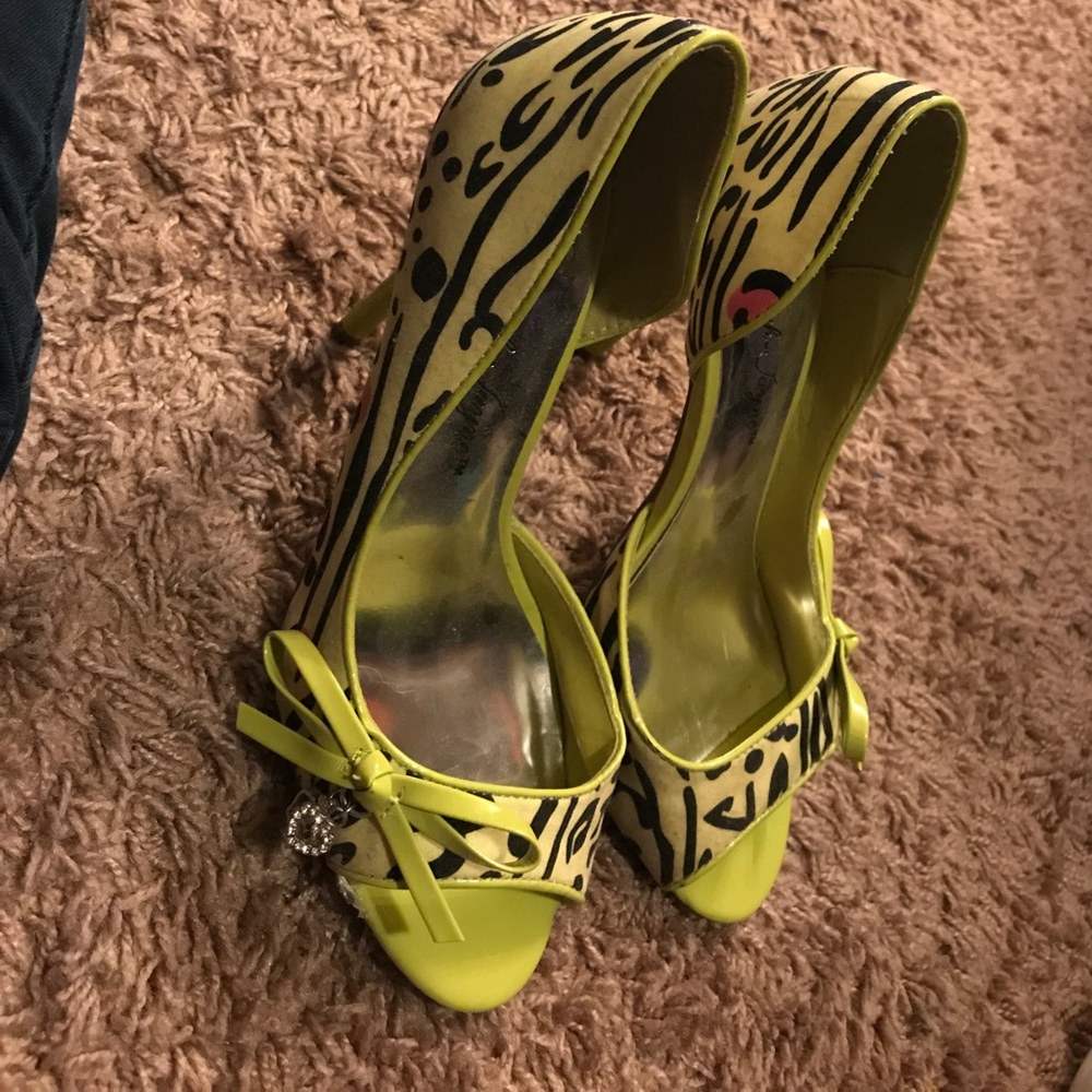Patterned heels