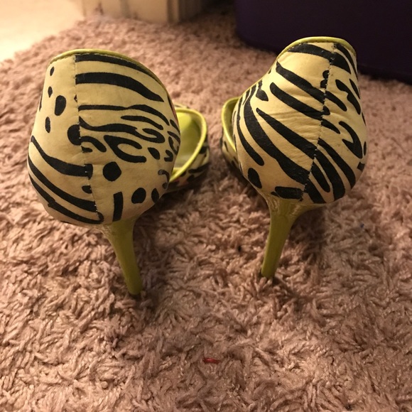 Patterned heels - Picture 4 of 5