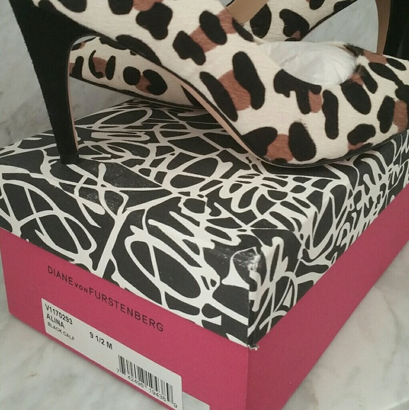 NWB DVF Alina Leopard Calf Hair Pump - Picture 3 of 8