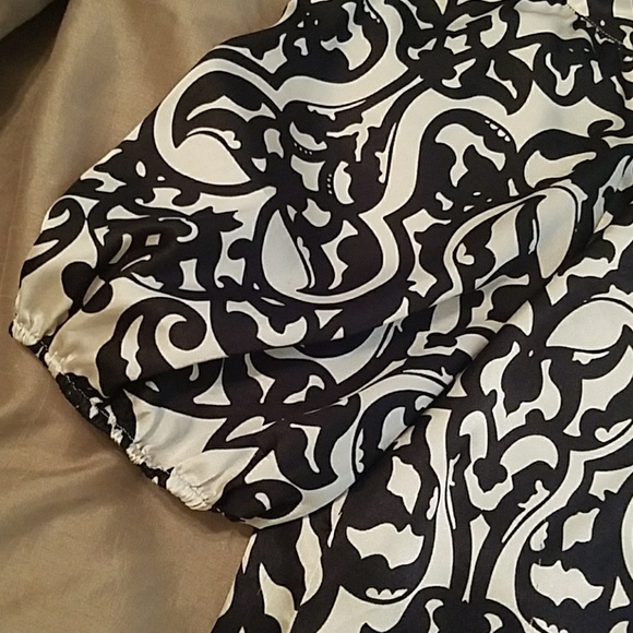 Slick blouse. - Picture 2 of 3