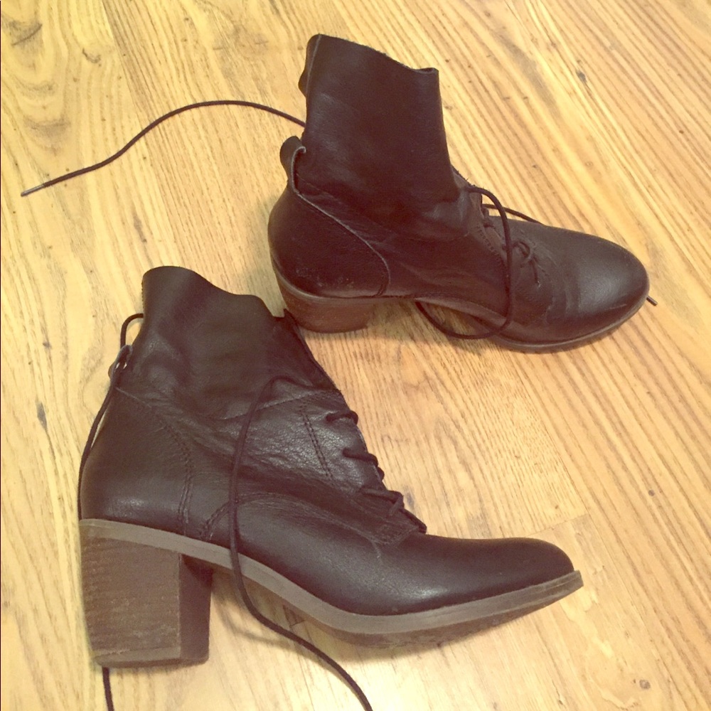 Super cute leather black boots