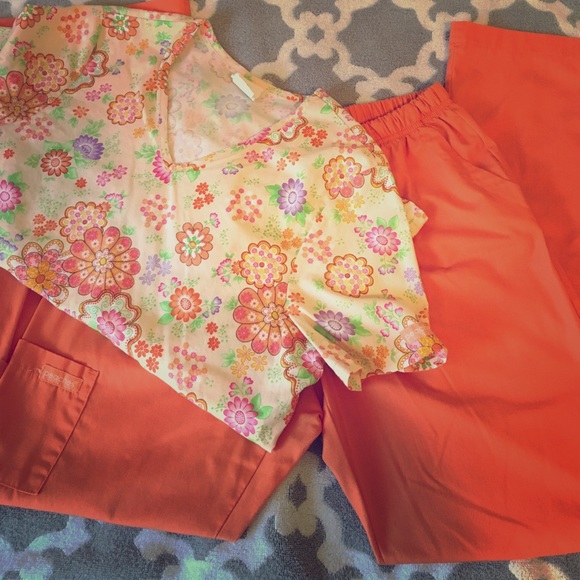 Scrub Set in Bright Spring colors! - Picture 1 of 6