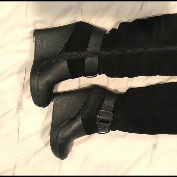 LIKE NEW WEDGE BOOTS - Picture 3 of 8