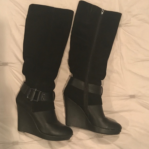 LIKE NEW WEDGE BOOTS - Picture 5 of 8