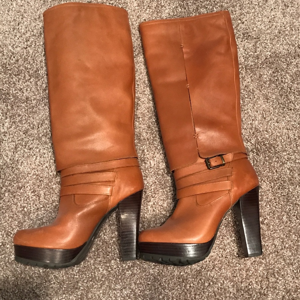 CUTE KNEE HIGH LEATHER BOOTS IN MINT CONDITION!