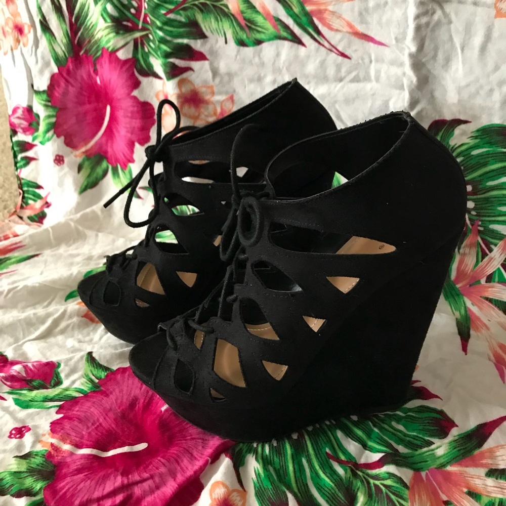 BLACK CAGED LACED UP WEDGES