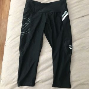 Size small virus compression crop pant