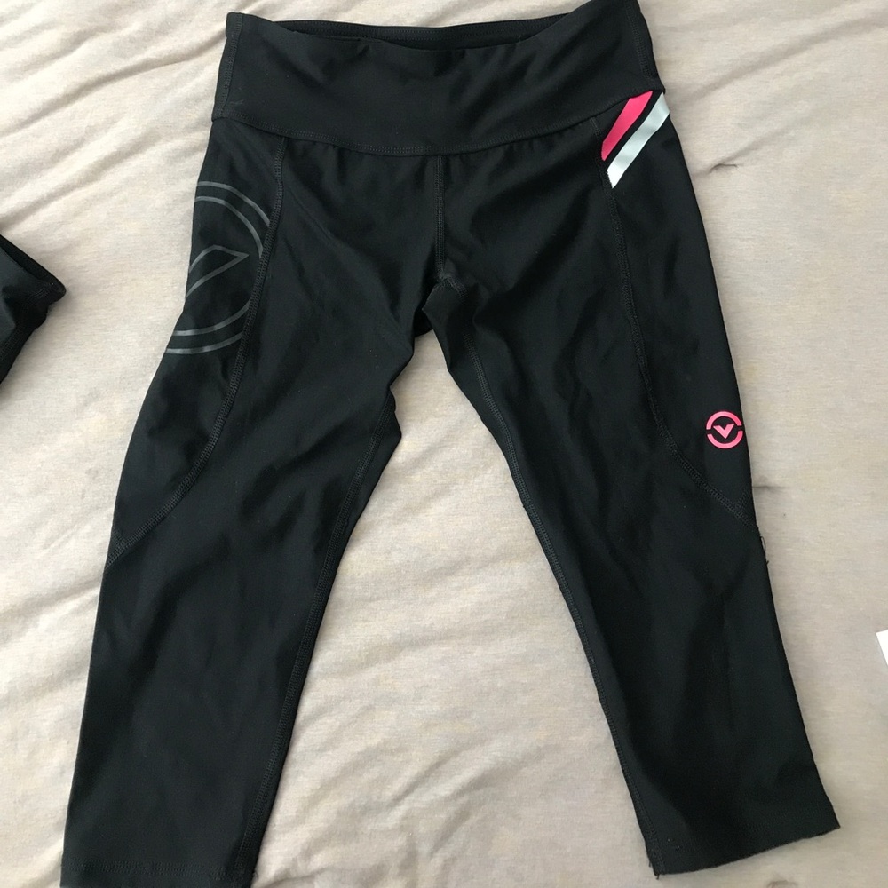 Size small virus compression crop pant