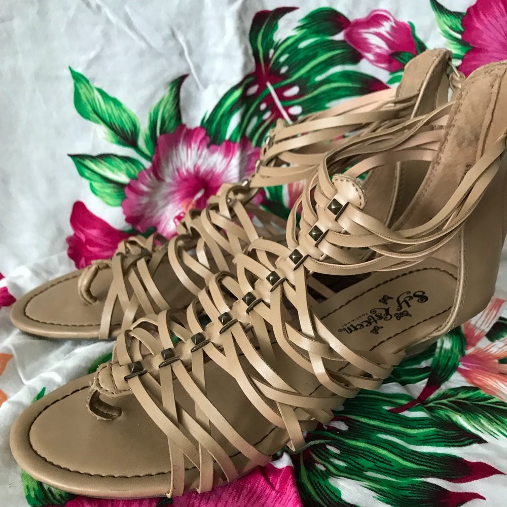 Strappy caged sandal