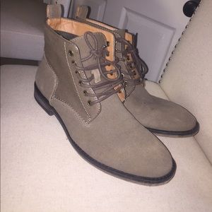 Men’s boots made by guess only worn once in NY
