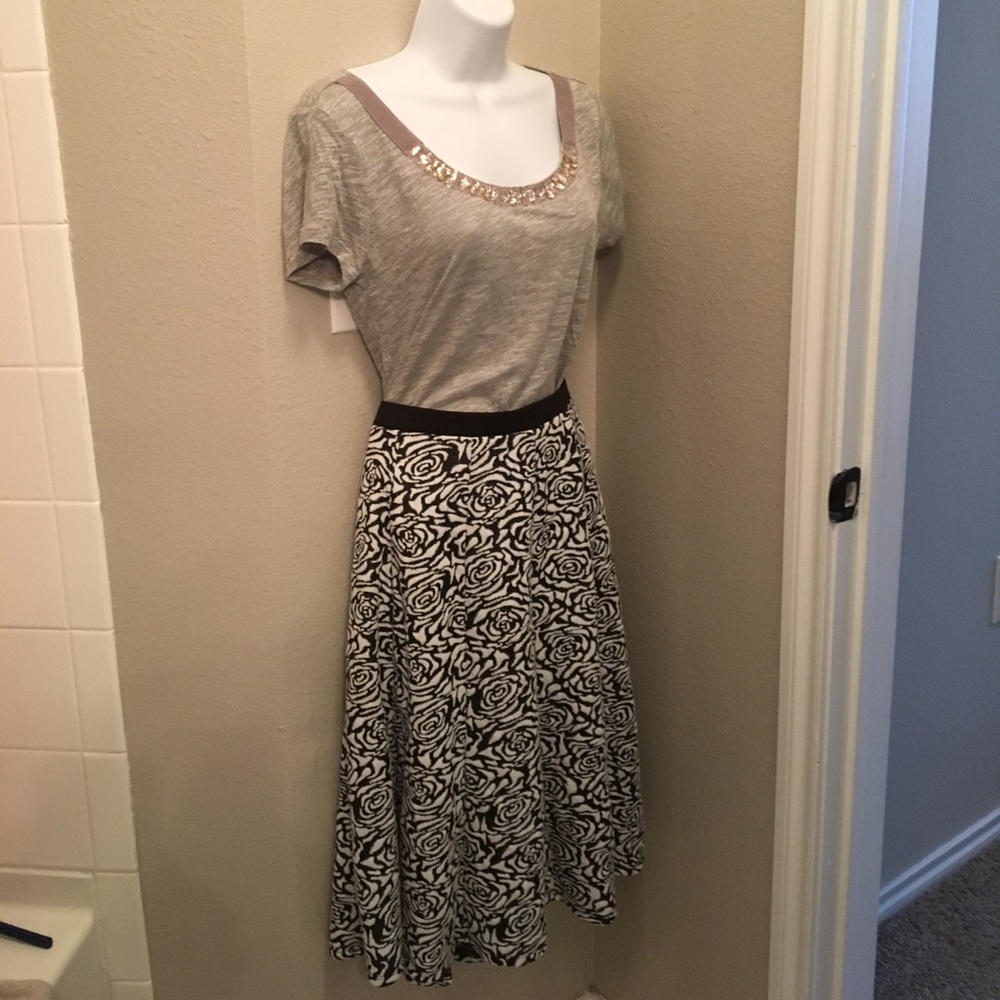 Black/white skirt w grey t-shirt