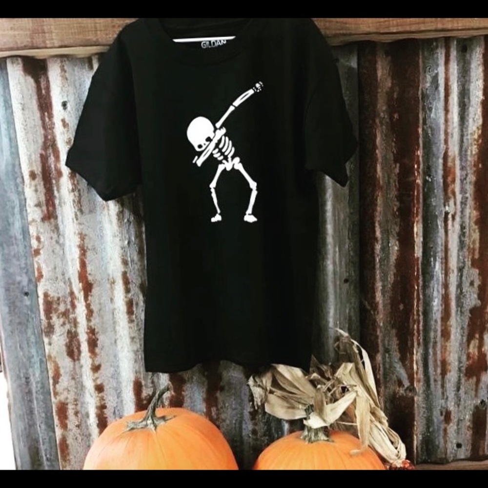 Dabbing skeleton Halloween tee