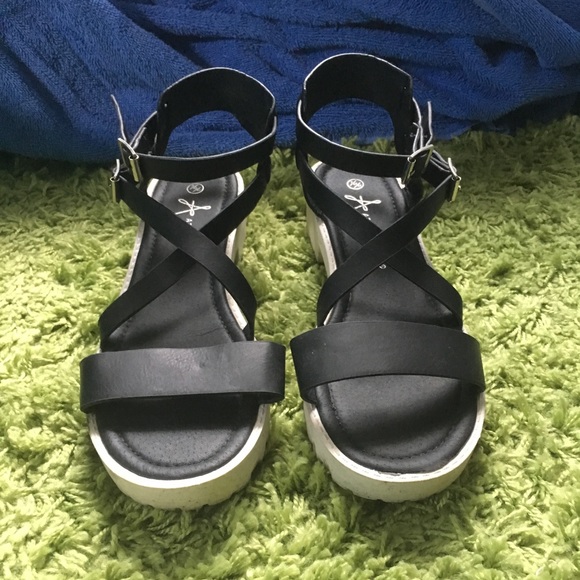 ❌SOLD❌ WORN ONCE - Black leather gladiator sandals - Picture 2 of 3