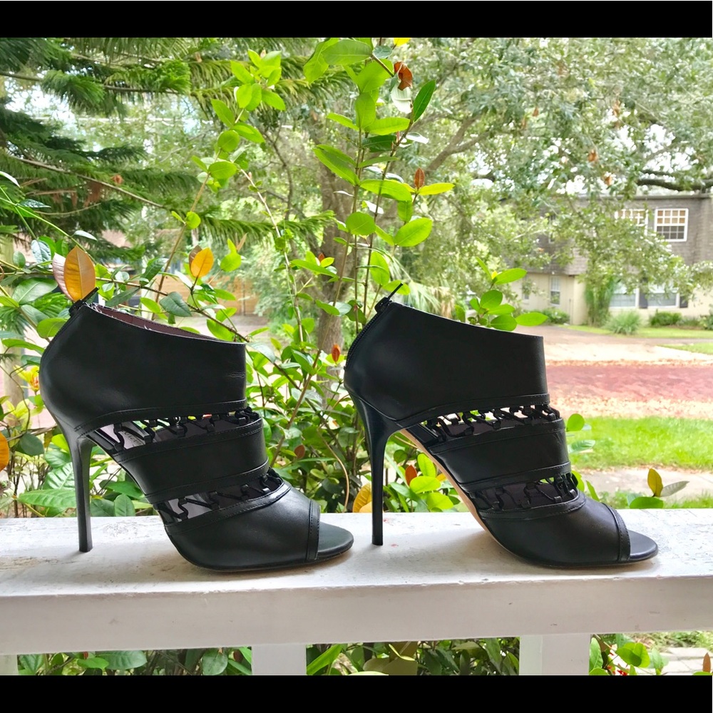 🕷Black Leather Luxurious Charles Davis Heels 🕷