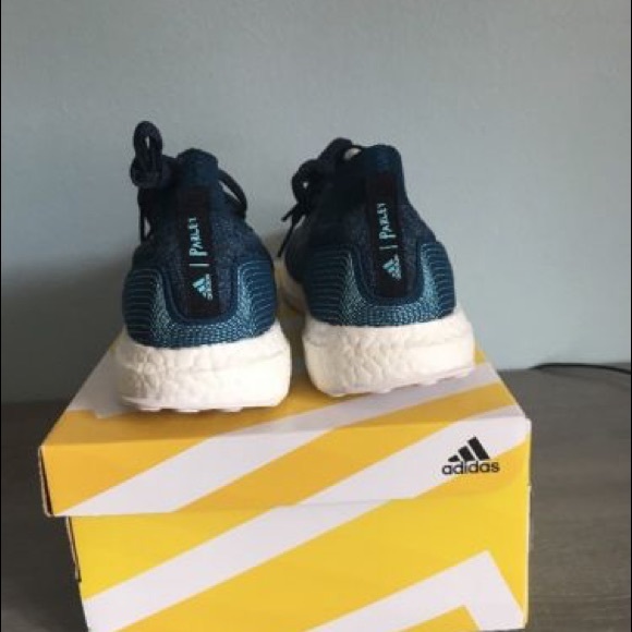 Adidas ultra boost parley men\'s size 9.5 10