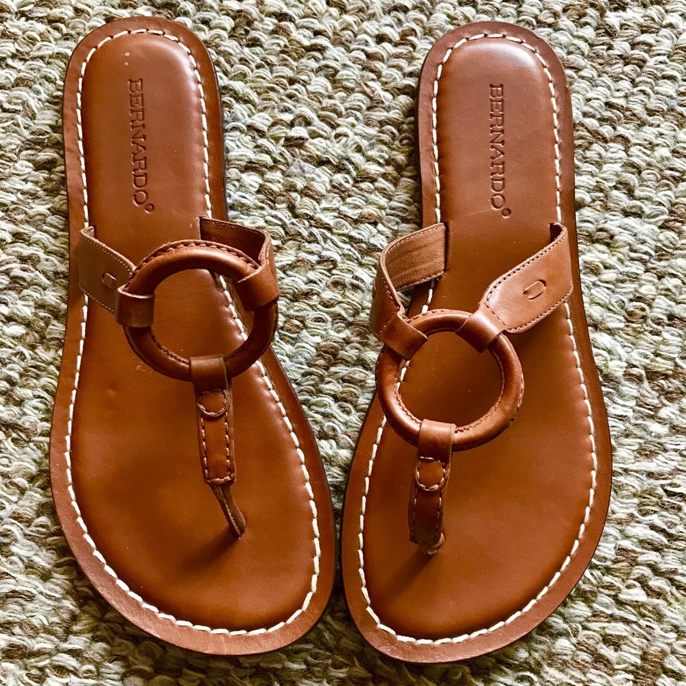 Bernardo Matrix Thong Sandal- Brown Sz 8
