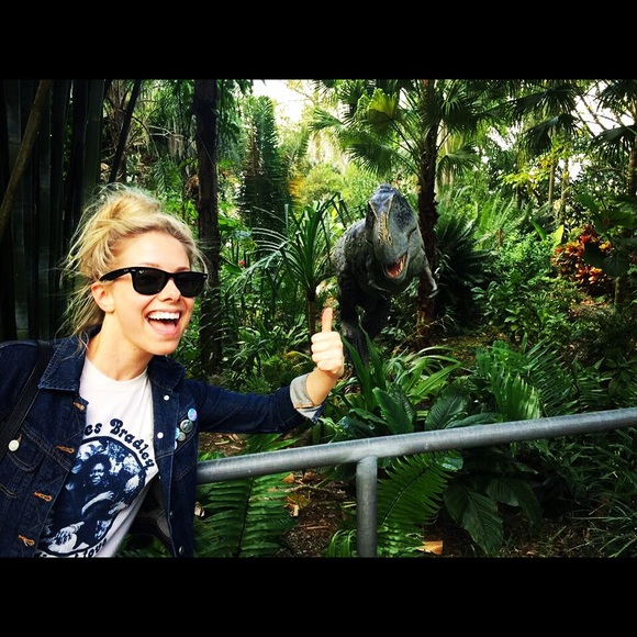 Meet your Posher! ✌🏼🌴🕷 - Picture 2 of 5