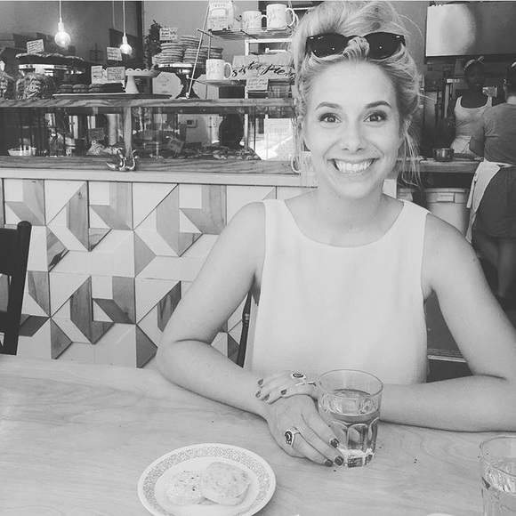 Meet your Posher! ✌🏼🌴🕷 - Picture 4 of 5