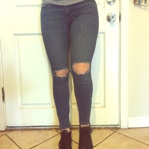 🥂SALE🥂Free People Skinny Jeans With Holes