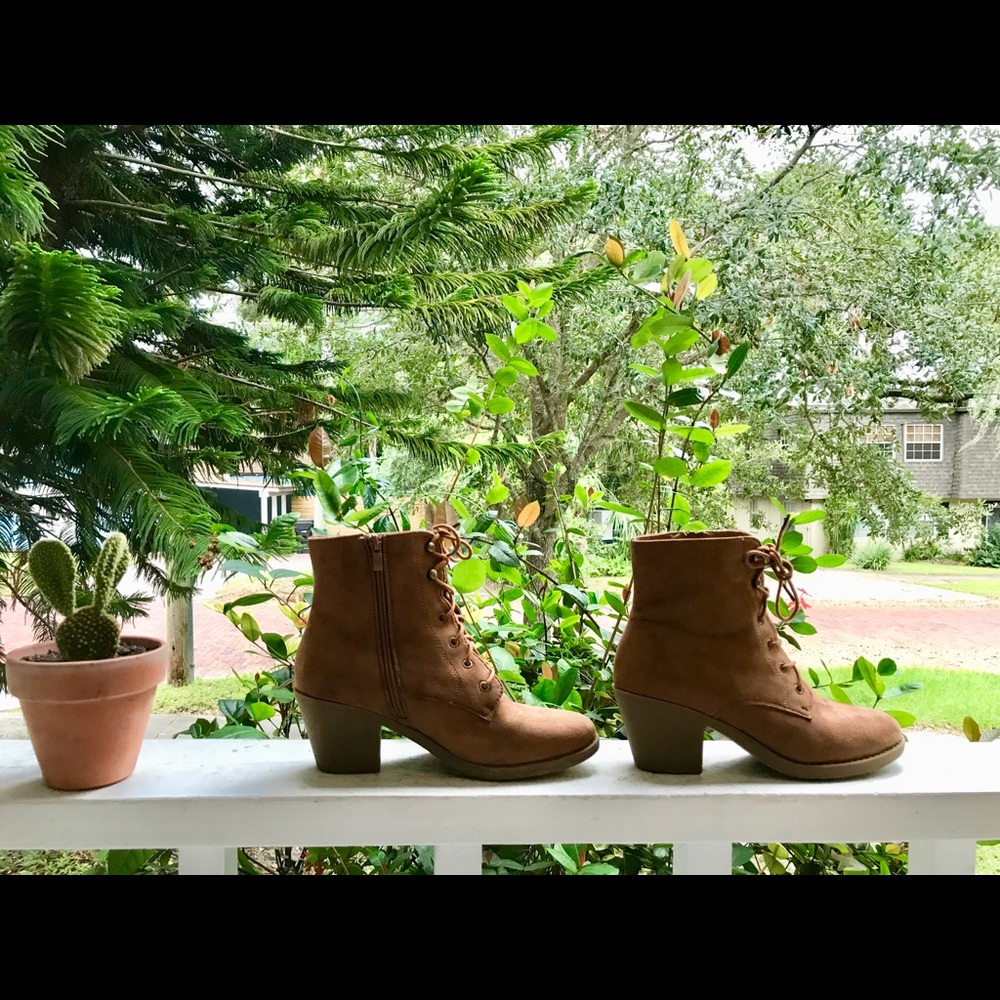 Cognac faux suede booties 🌅🏞
