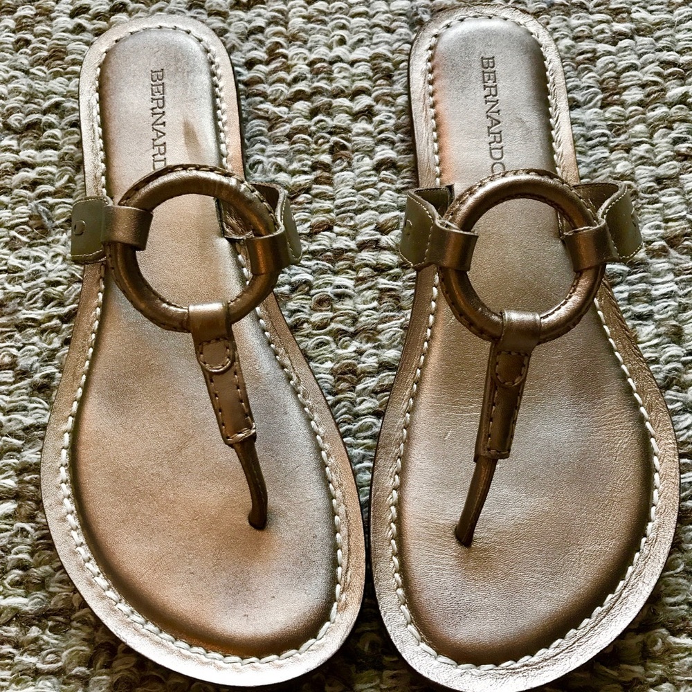 Bernardo Matrix Thong Sandal Silver Sz 8M