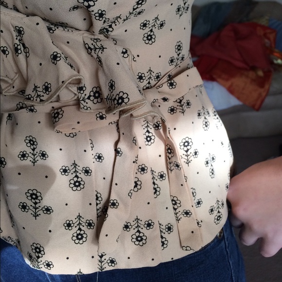 Vintage 70s-80s ruffle wrap blouse. - Picture 3 of 5