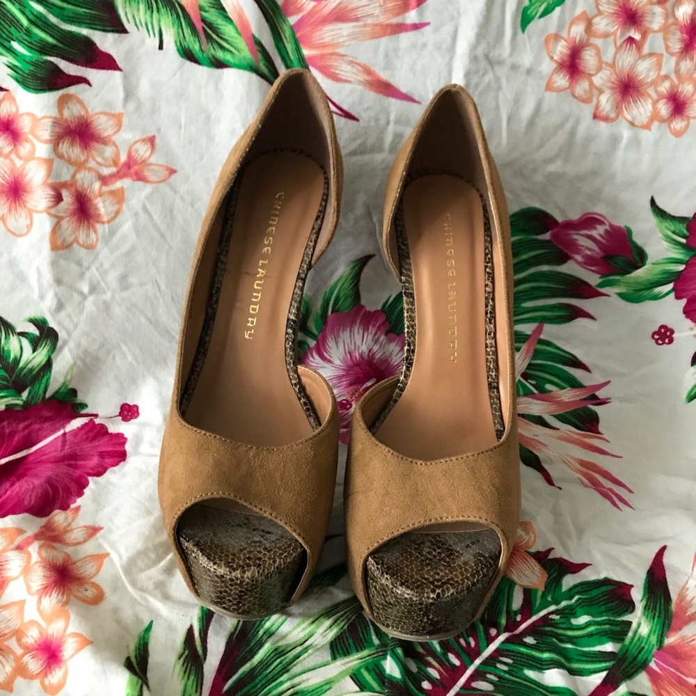 CHINESE LAUNDRY tan suede peep toe pumps